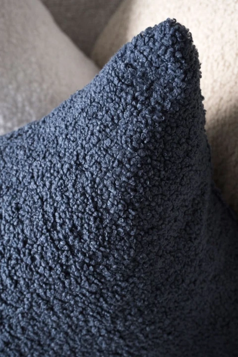 Cozy granatowa poduszka dekoracyjna boucle 60x40