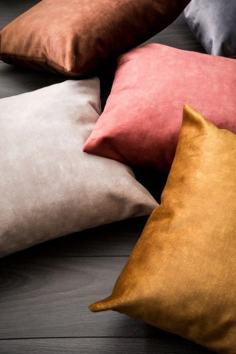 Glossy kremowa poduszka dekoracyjna 45x45