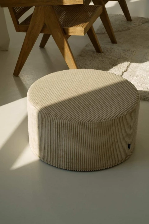 Duża kwadratowa kremowa pufa CORD Slim 60x30