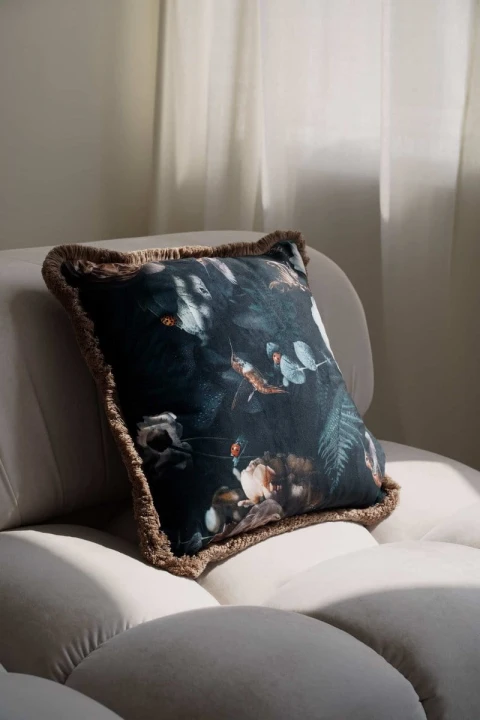 Czarna poduszka dekoracyjna w kwiaty 45x45
